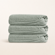 Drap-housse en lin lavé vert sauge, packshot sur fond blanc chaud, Noctua Paris
