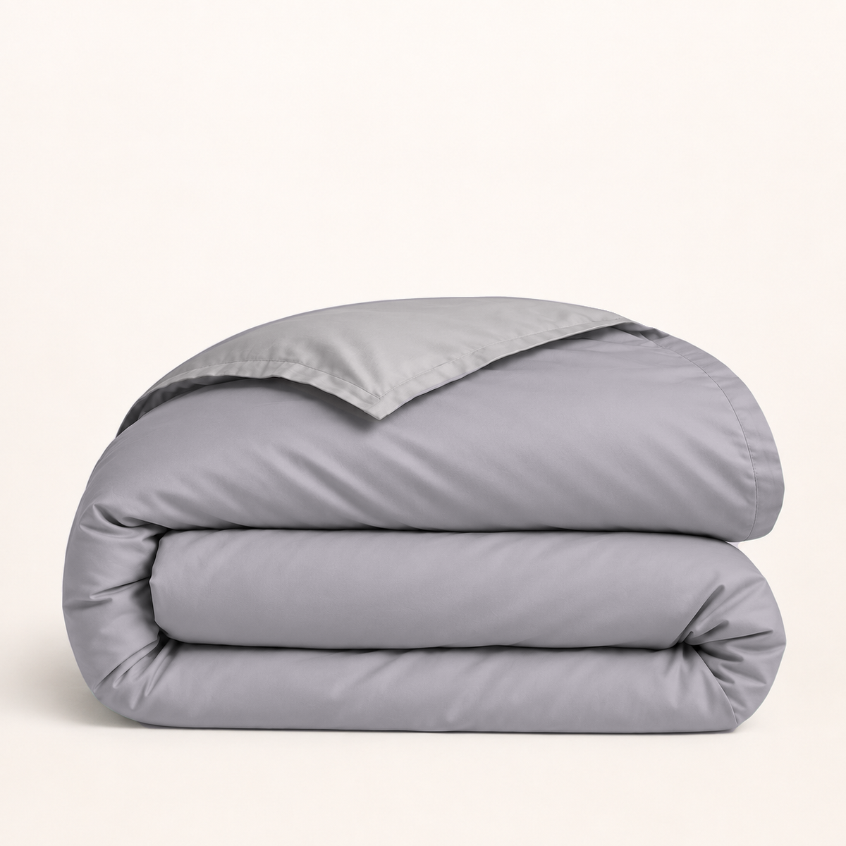 Housse de couette en coton égyptien mauve grisé — housse seule pliée, revers gris, fond ivoire — Noctua Paris.