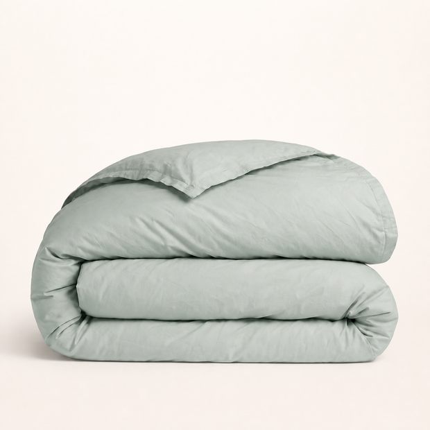 Housse de couette en coton égyptien vert sauge, packshot sur fond blanc chaud, Noctua Paris