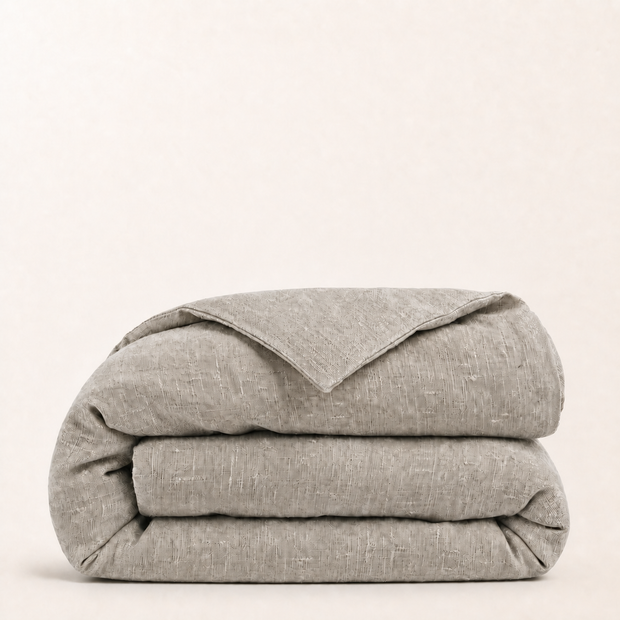Housse de couette en lin lavé naturel, packshot net et aligné sur fond blanc chaud, Noctua Paris