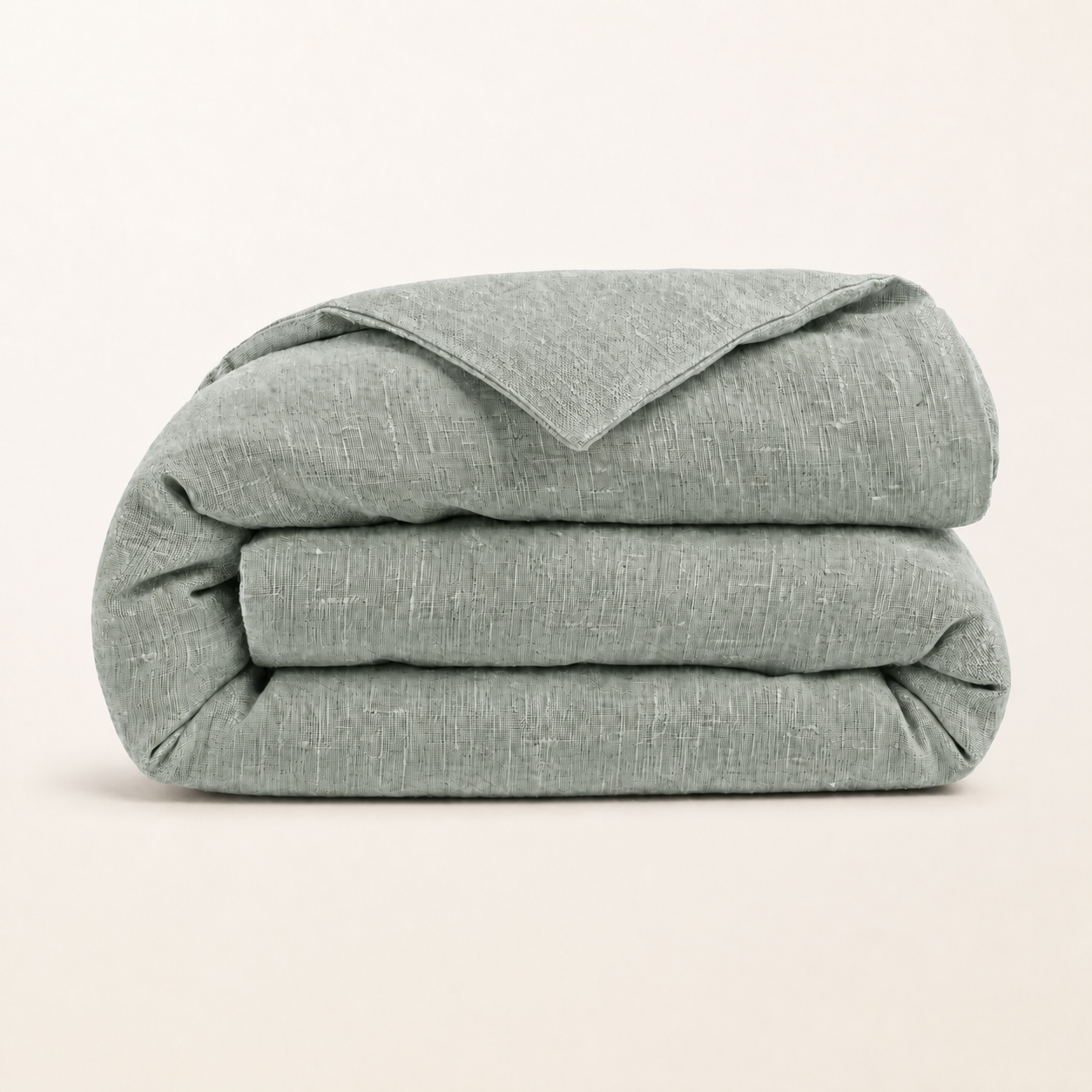 Housse de couette en lin lavé vert sauge, packshot sur fond blanc chaud, Noctua Paris