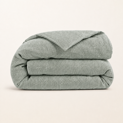 Housse de couette en lin lavé vert sauge, packshot sur fond blanc chaud, Noctua Paris