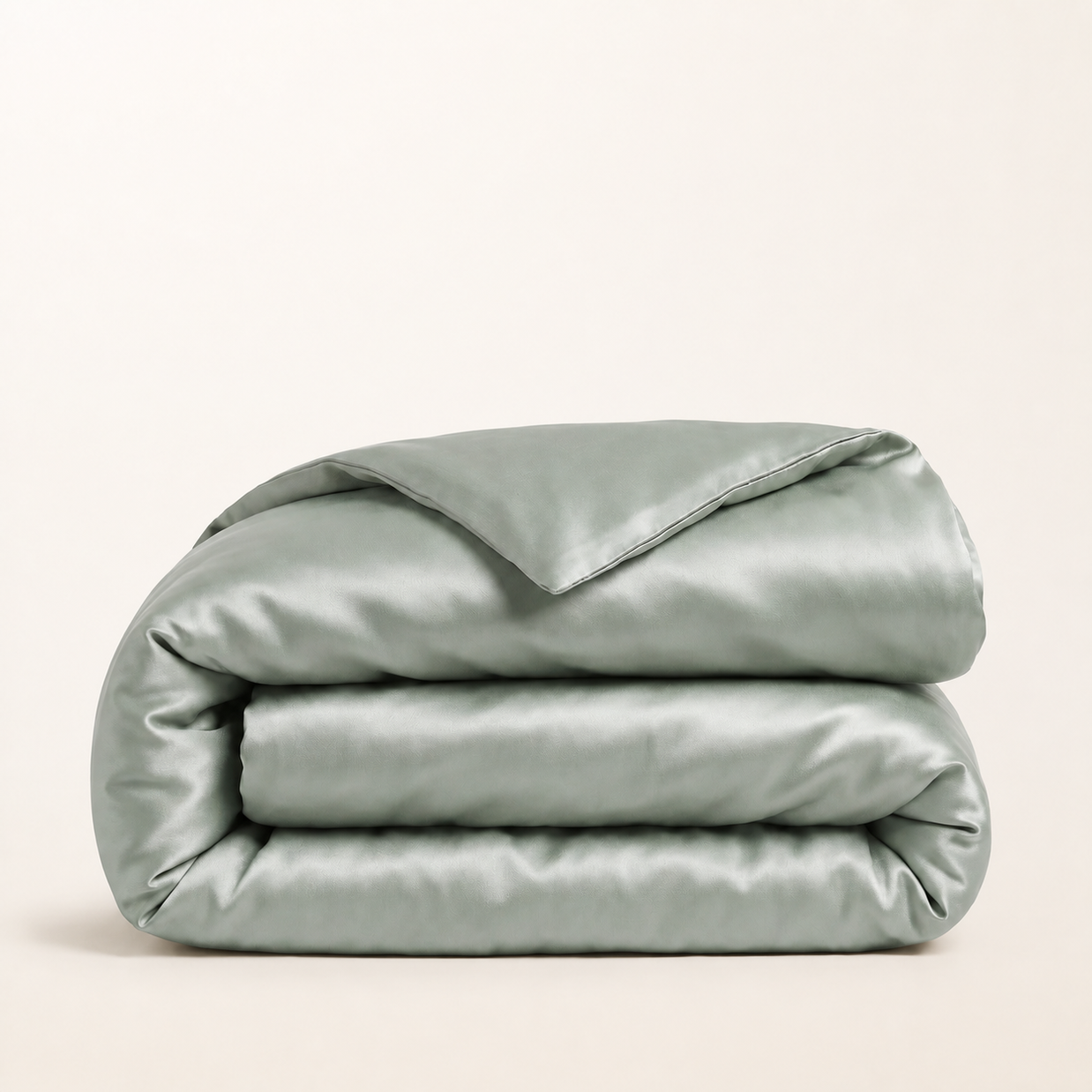 Housse de couette en Lyocell d'eucalyptus vert sauge, packshot sur fond blanc chaud, Noctua Paris