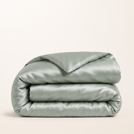 Housse de couette en Lyocell d'eucalyptus vert sauge, packshot sur fond blanc chaud, Noctua Paris