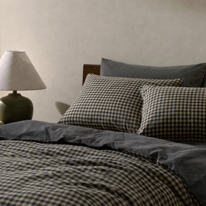 Housse de couette rétro 90 bleu nuit dans une chambre – Noctua Paris