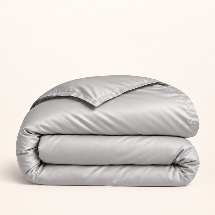 Housse de couette en Lyocell gris argent, pliage généreux sur fond ivoire