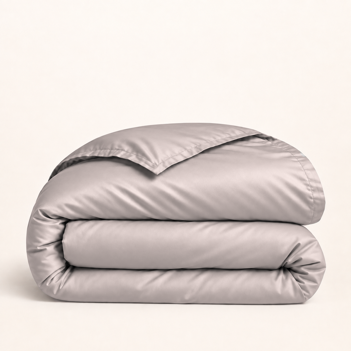 Housse de couette Lyocell d’eucalyptus rose clair — housse seule pliée sur fond ivoire — Noctua Paris.