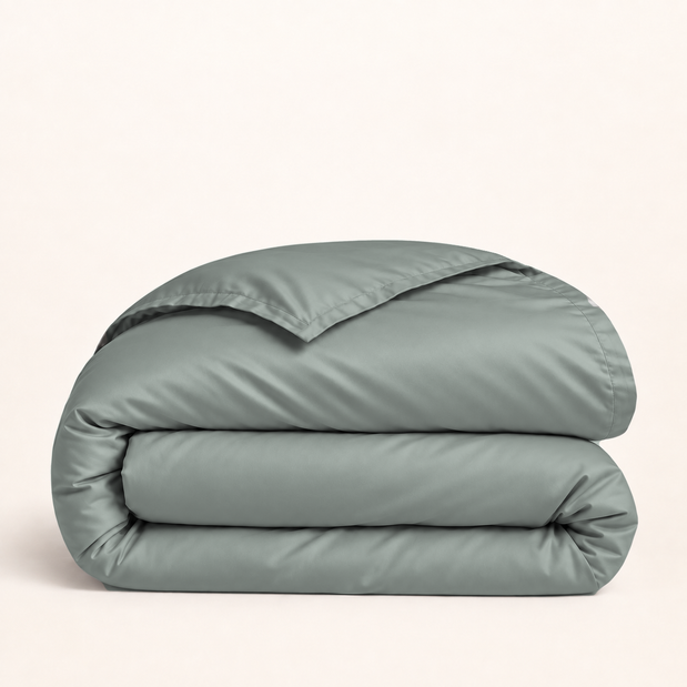 Housse de couette Lyocell d’eucalyptus vert sauge — housse seule pliée sur fond ivoire — Noctua Paris.