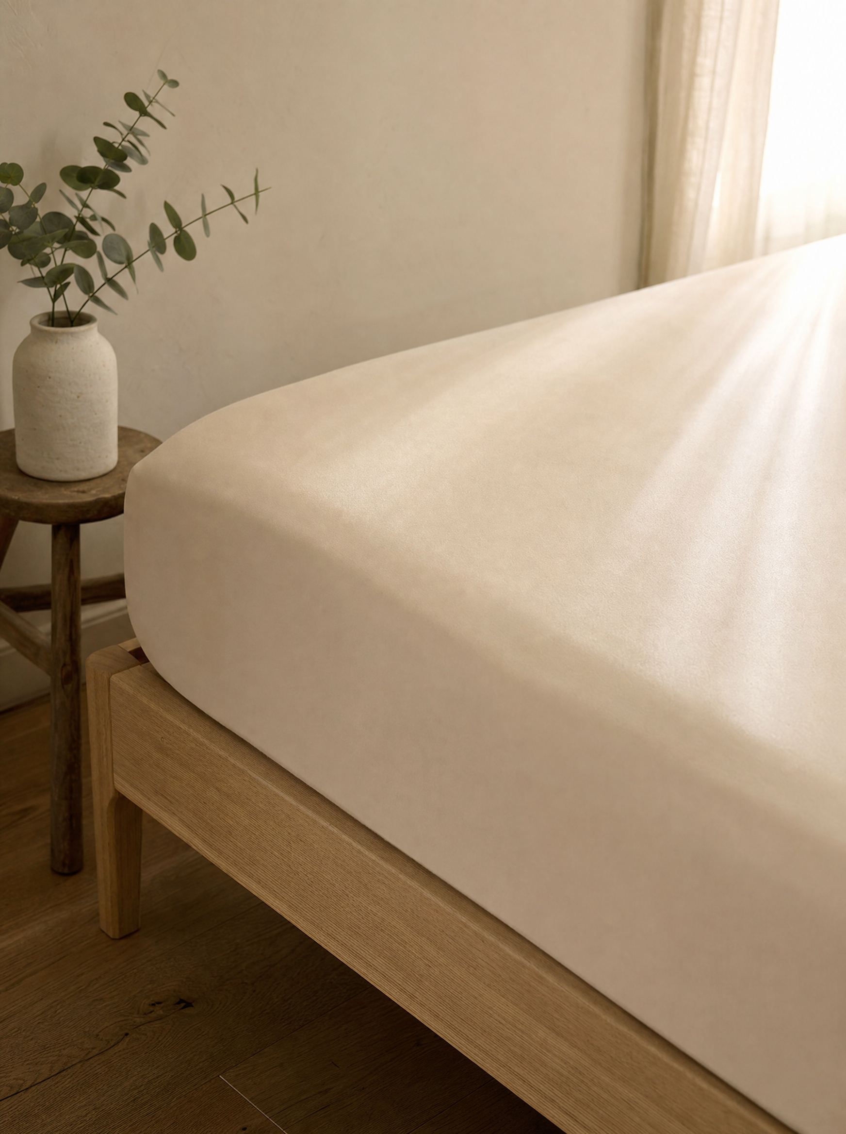 Drap-housse coton égyptien Milk Tea Noctua Paris tendu sur un matelas, coin de lit en chêne clair
