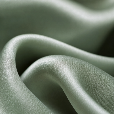 Gros plan macro sur le satin de Lyocell d'eucalyptus vert sauge Noctua Paris
