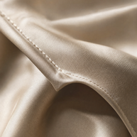 Gros plan macro sur le satin champagne Noctua Paris