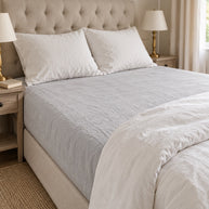 noctua_drap-housse-lin-lave_gris-perle_01-lit-fait_hotel
