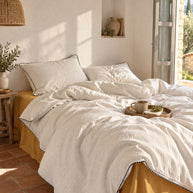 noctua_parure-gaze-double_blanc-passepoil-noir_02-lit-vecu_vacances