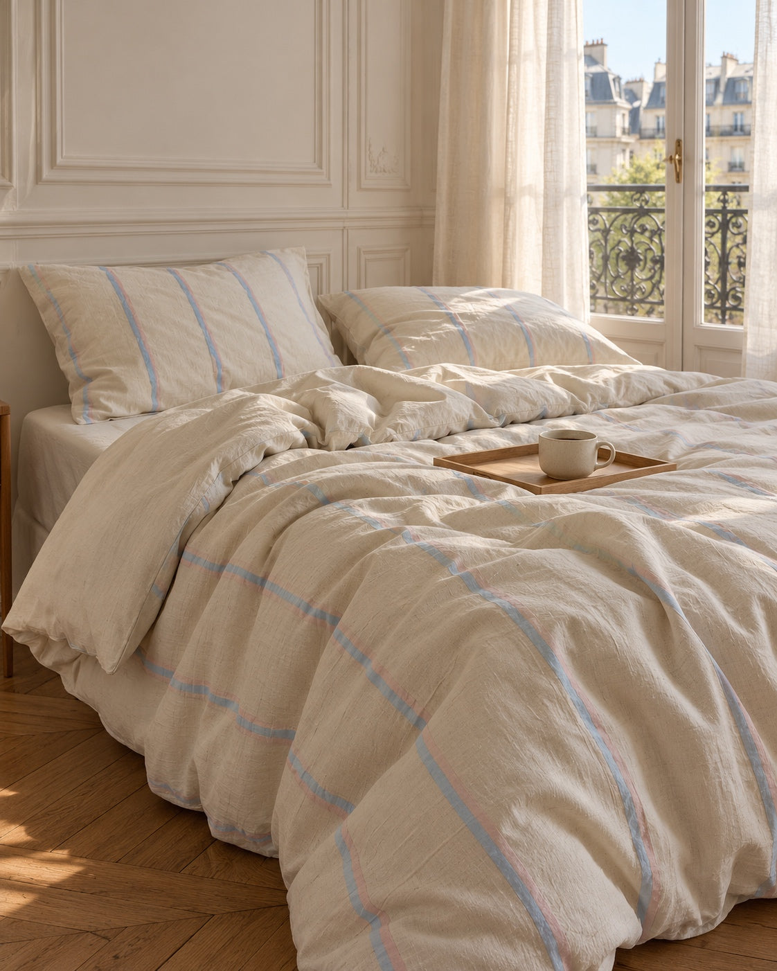 noctua_parure-rayure-fine-coton-lin_rayure-bleue_02-lit-vecu_paris