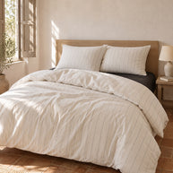 noctua_parure-rayure-fine-coton_ecru-et-noir_01-lit-fait_vacances