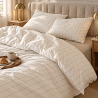 noctua_parure-rayure-fine-coton_ecru-et-sable_02-lit-vecu_hotel