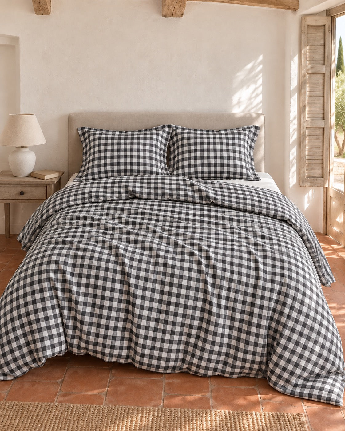noctua_parure-vichy_noir-et-blanc_01-lit-fait_vacances