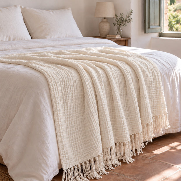 noctua_plaid-gaze_blanc-doux_01-lit-fait_vacances