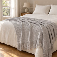 noctua_plaid-maille_gris-clair_01-lit-fait_paris