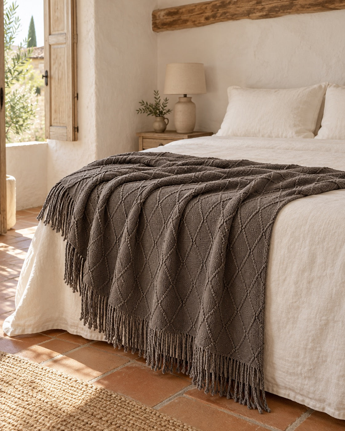 noctua_plaid-maille_gris-fume_01-lit-fait_vacances