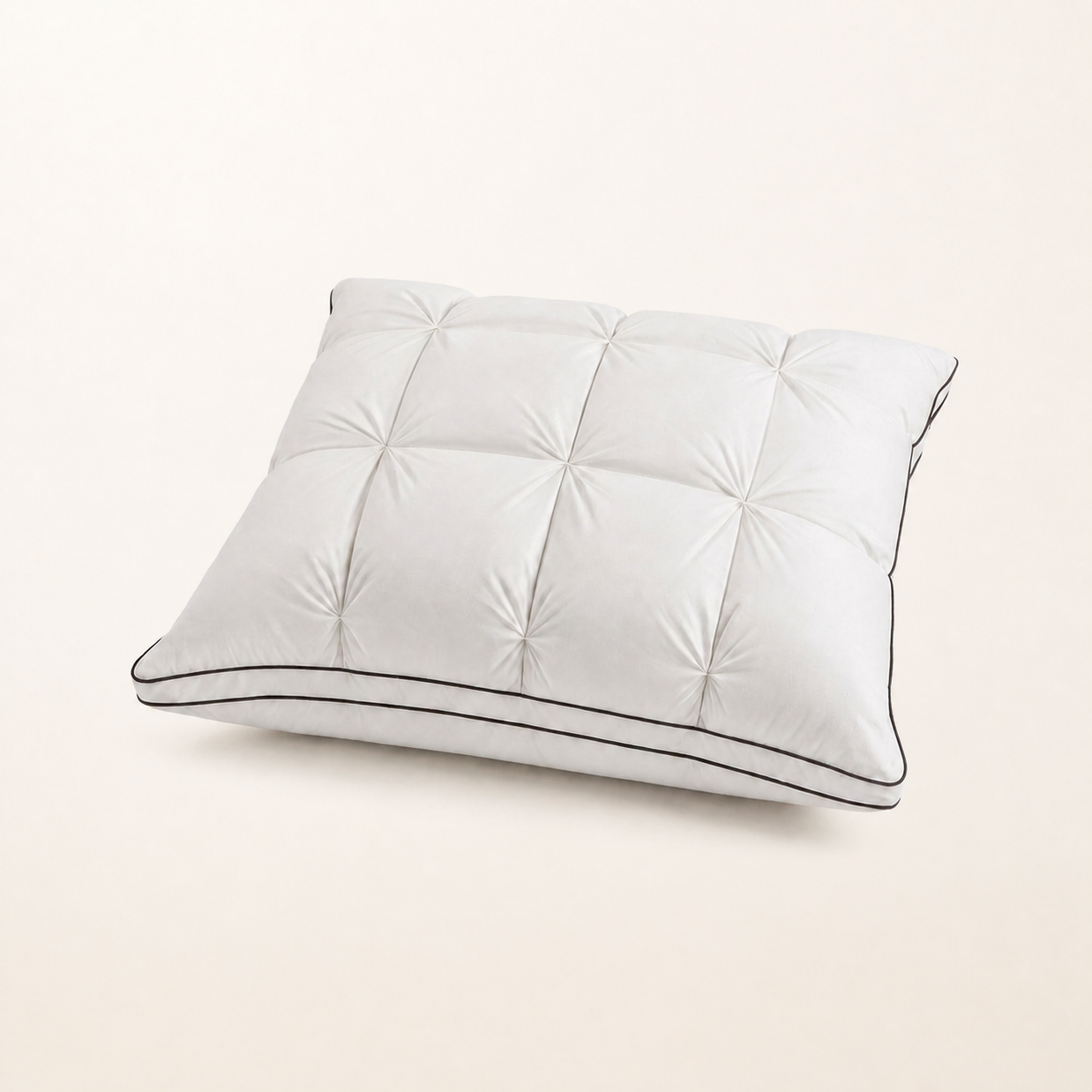 Oreiller en plumes et duvet d'oie blanc, packshot sur fond blanc chaud, Noctua Paris