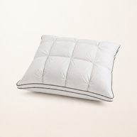 Oreiller en plumes et duvet d'oie blanc, packshot sur fond blanc chaud, Noctua Paris