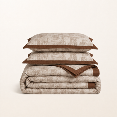 Parure de lit en gaze de coton caramel, packshot sur fond blanc chaud, Noctua Paris