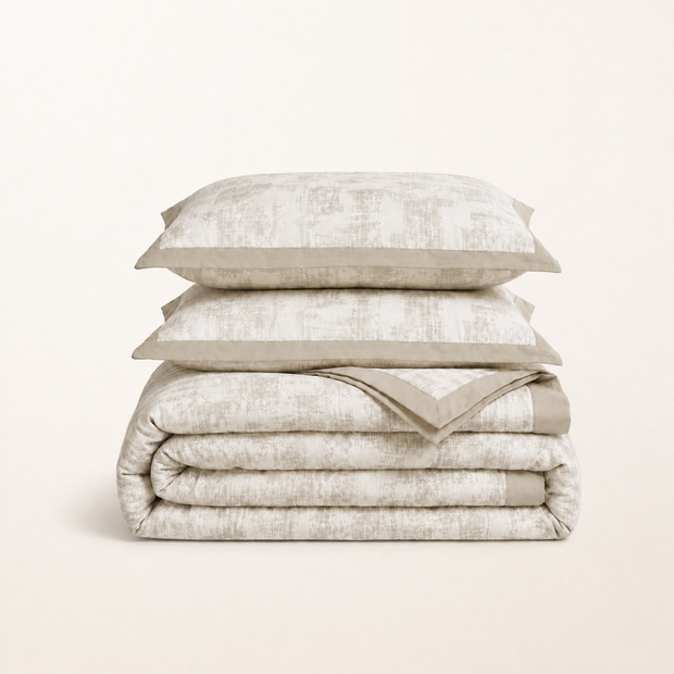 Parure de lit en gaze de coton kaki, packshot sur fond blanc chaud, Noctua Paris