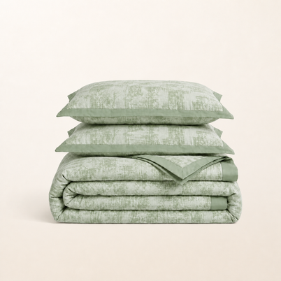 Parure de lit en gaze de coton verte, packshot sur fond blanc chaud, Noctua Paris
