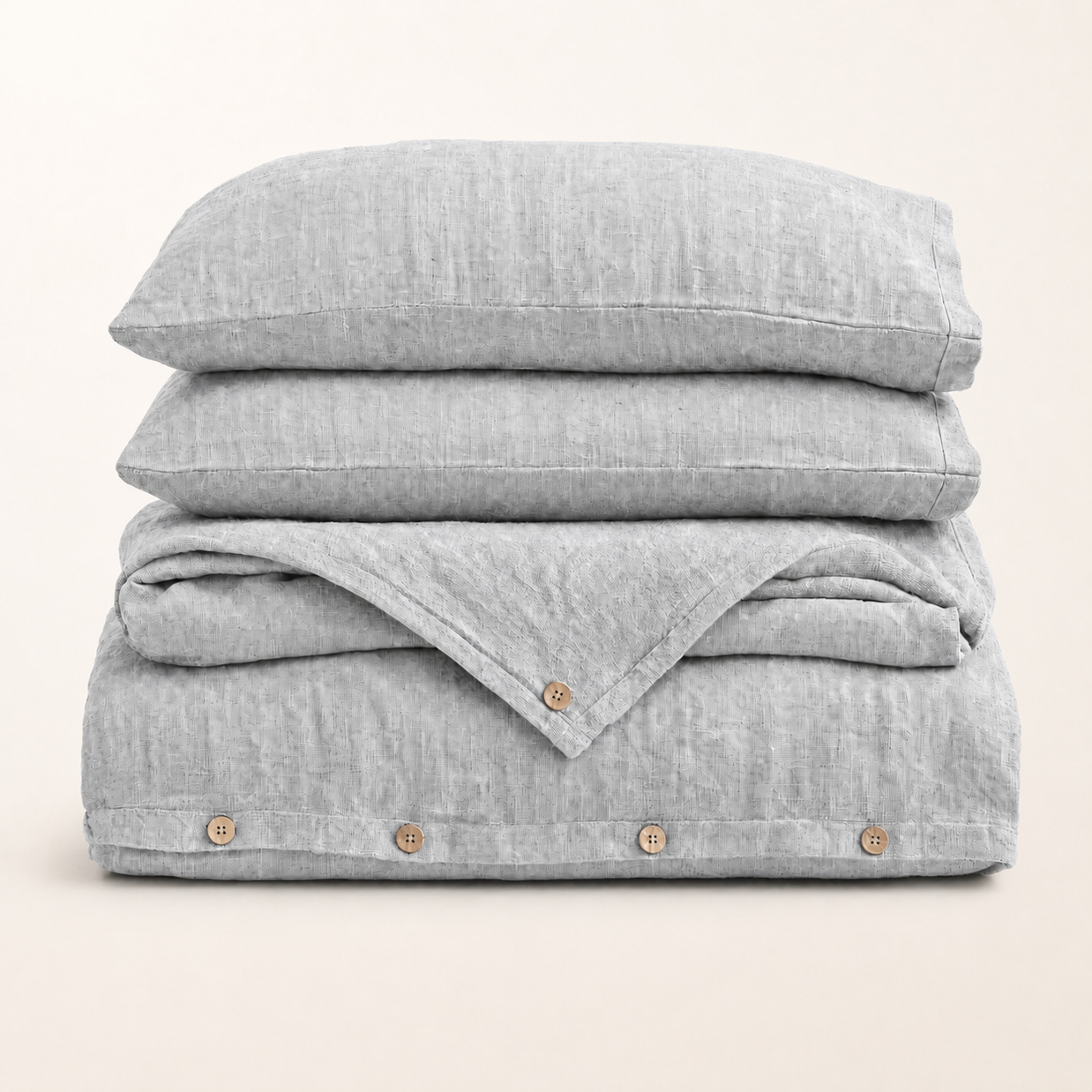 Parure de lit en lin lavé gris perle, packshot sur fond blanc chaud, Noctua Paris