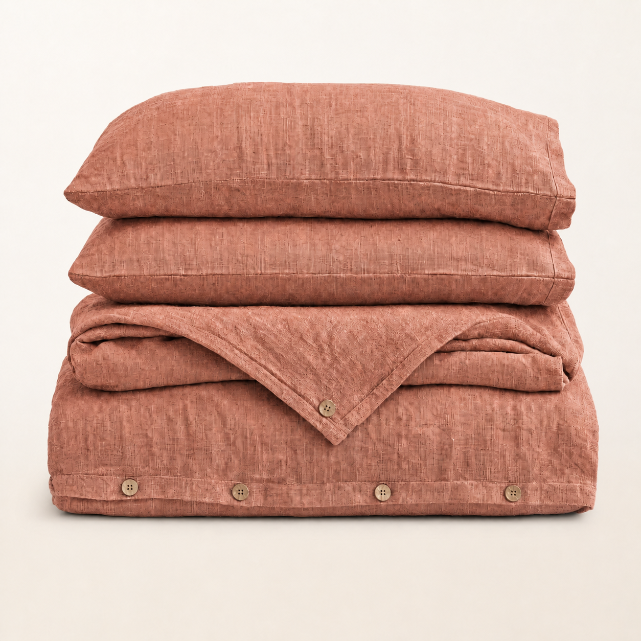 Parure de lit en lin lavé terracotta, packshot sur fond blanc chaud, Noctua Paris