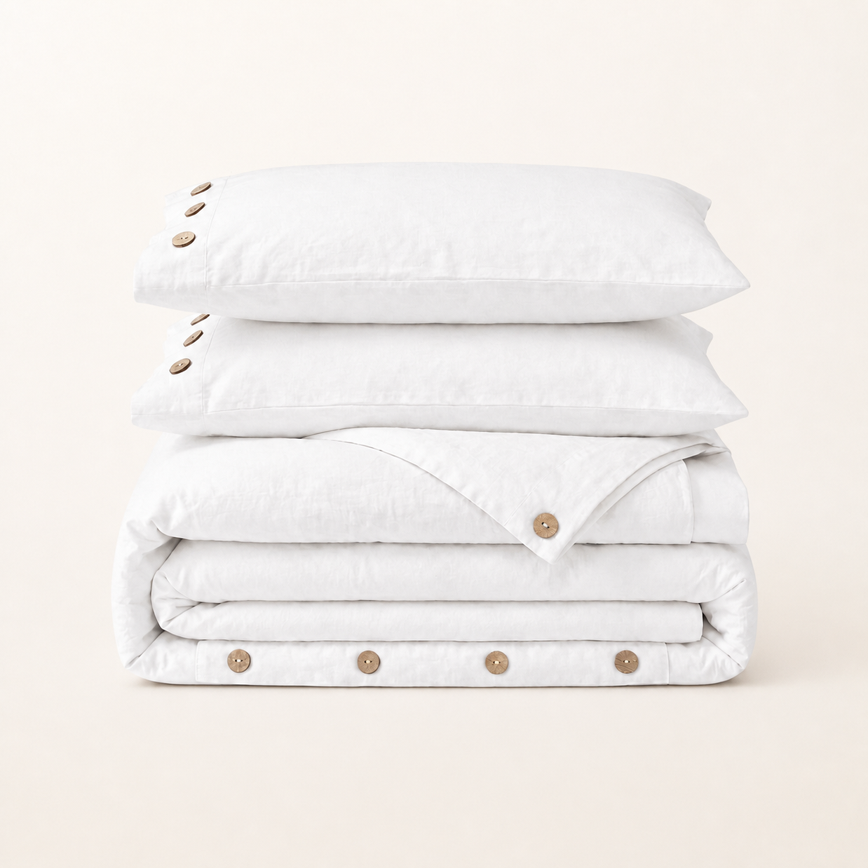 Parure de lit en percale de coton lavé blanche, packshot sur fond blanc chaud, Noctua Paris