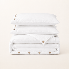 Parure de lit en percale de coton lavé blanche, packshot sur fond blanc chaud, Noctua Paris
