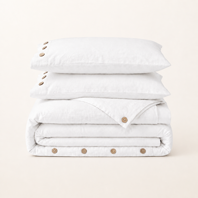 Parure de lit en percale de coton lavé blanche, packshot sur fond blanc chaud, Noctua Paris