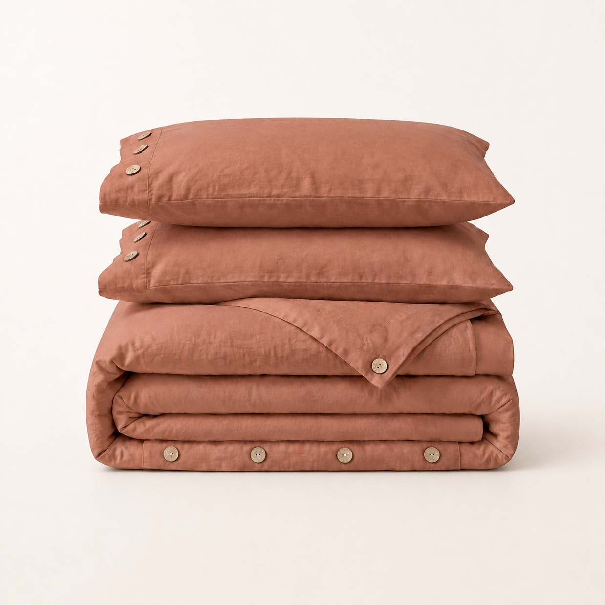Parure de lit en percale de coton lavé terracotta, packshot sur fond blanc chaud, Noctua Paris