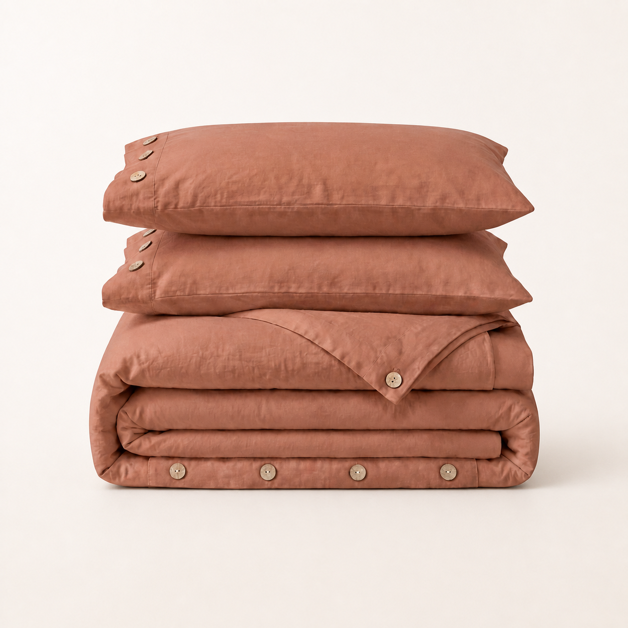 Parure de lit en percale de coton lavé terracotta, packshot sur fond blanc chaud, Noctua Paris