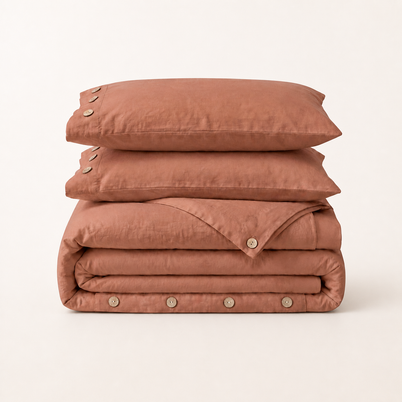 Parure de lit en percale de coton lavé terracotta, packshot sur fond blanc chaud, Noctua Paris