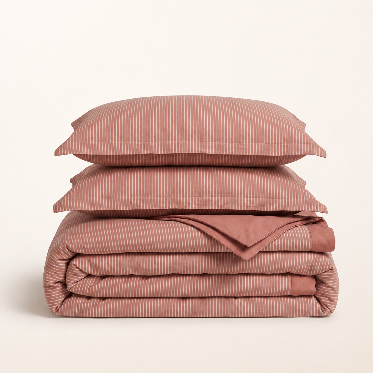 Parure de lit vichy réversible rayé terracotta, packshot sur fond blanc chaud, Noctua Paris