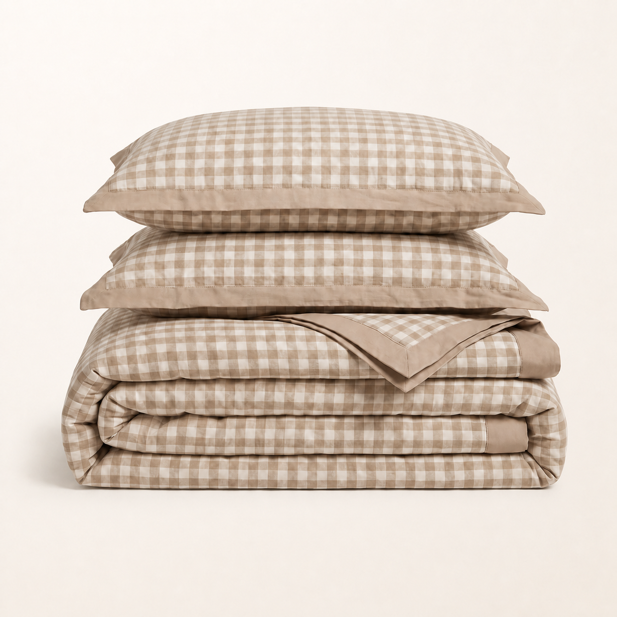 Parure de lit vichy réversible taupe, packshot sur fond blanc chaud, Noctua Paris