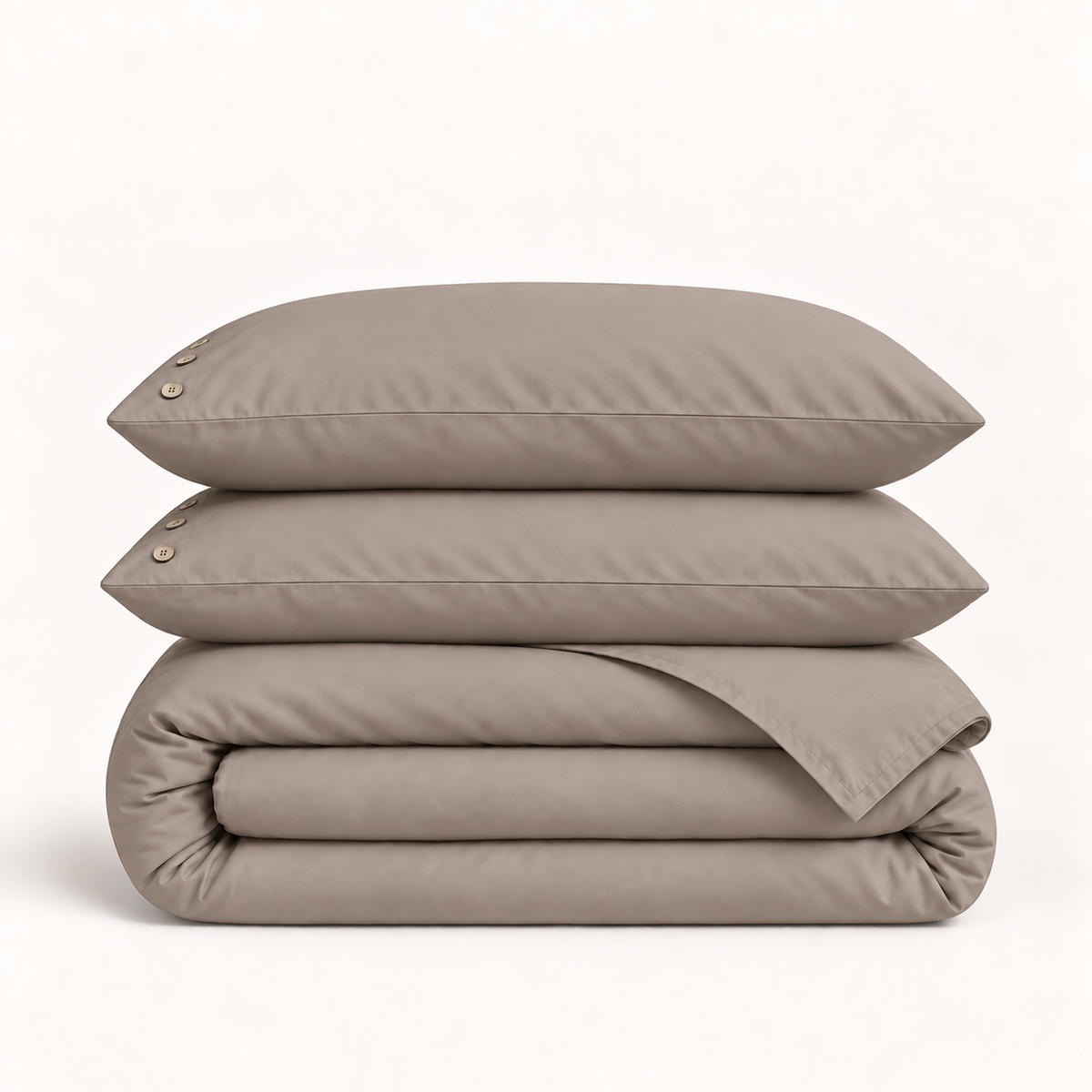Parure de lit en percale de coton kaki taupe — deux taies et une housse pliée sur fond ivoire — Noctua Paris
