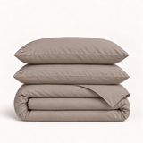 Parure de lit en percale de coton kaki taupe — deux taies et une housse pliée sur fond ivoire — Noctua Paris