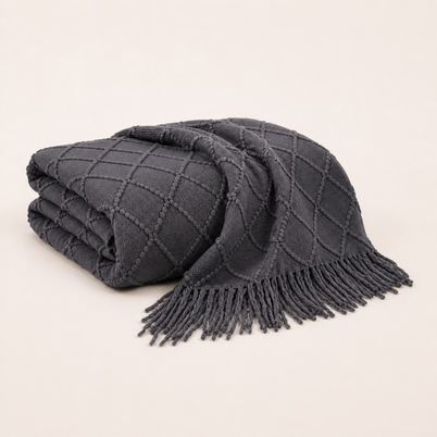 Plaid en maille à franges gris fumé plié sur fond blanc chaud Noctua Paris