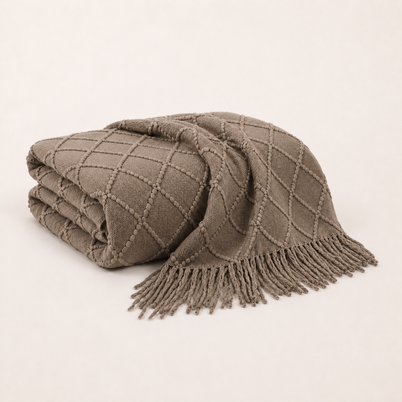 Plaid en maille à franges khaki plié sur fond blanc chaud Noctua Paris