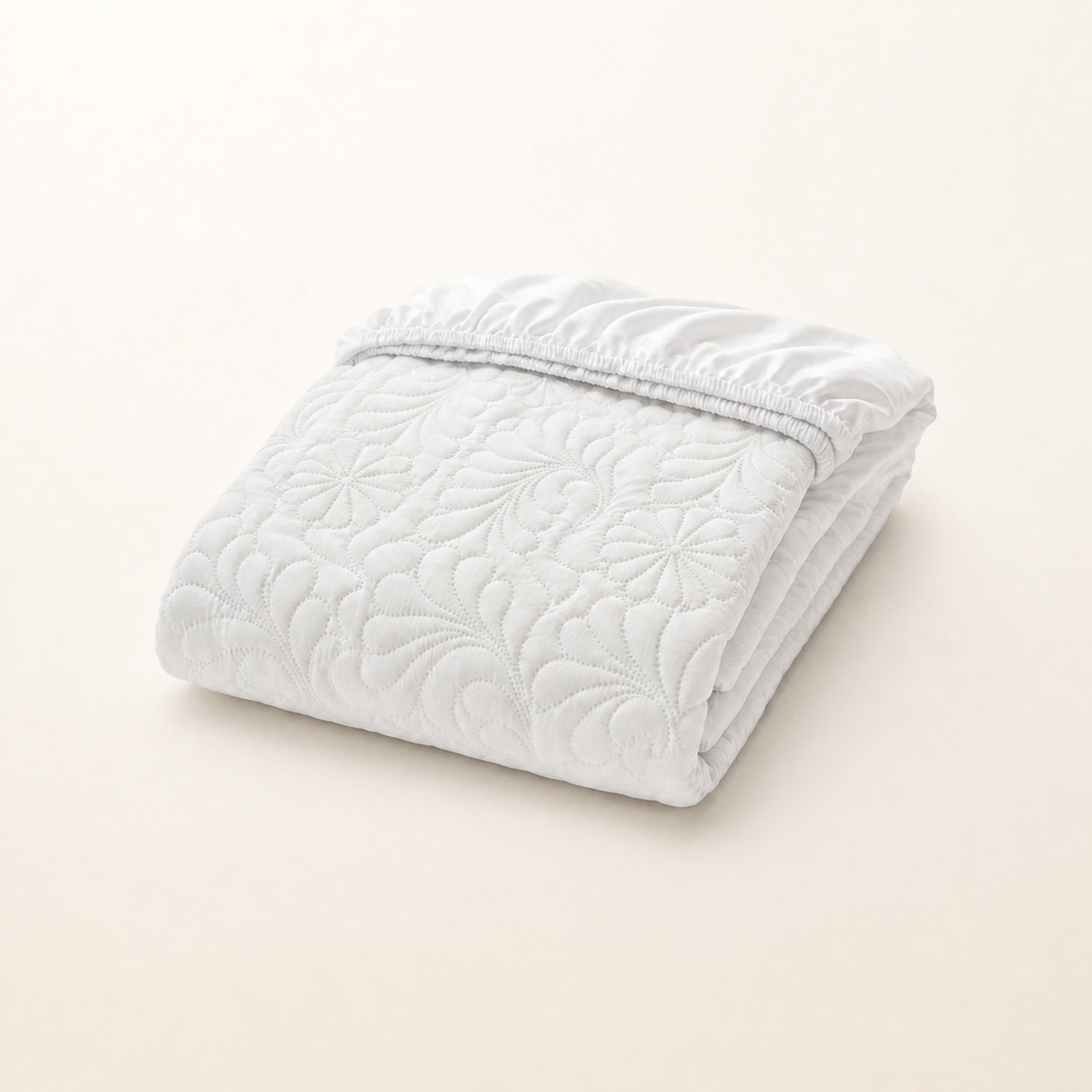 Protège-matelas imperméable matelassé blanc, packshot sur fond blanc chaud, Noctua Paris