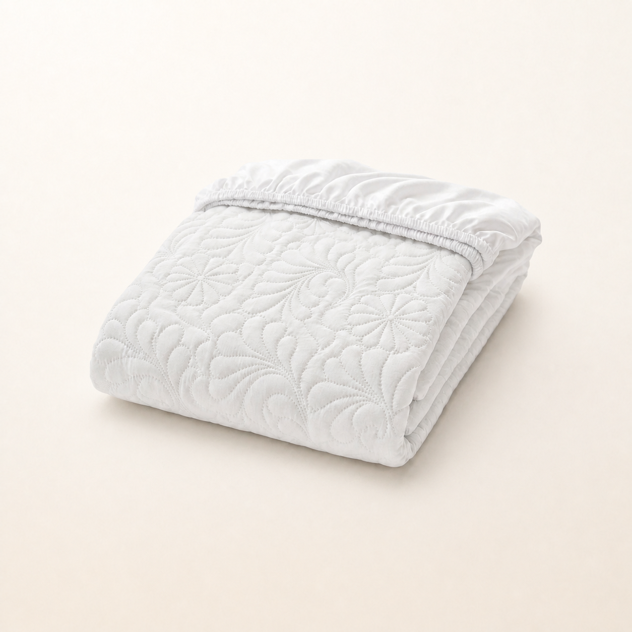 Protège-matelas imperméable matelassé blanc, packshot sur fond blanc chaud, Noctua Paris