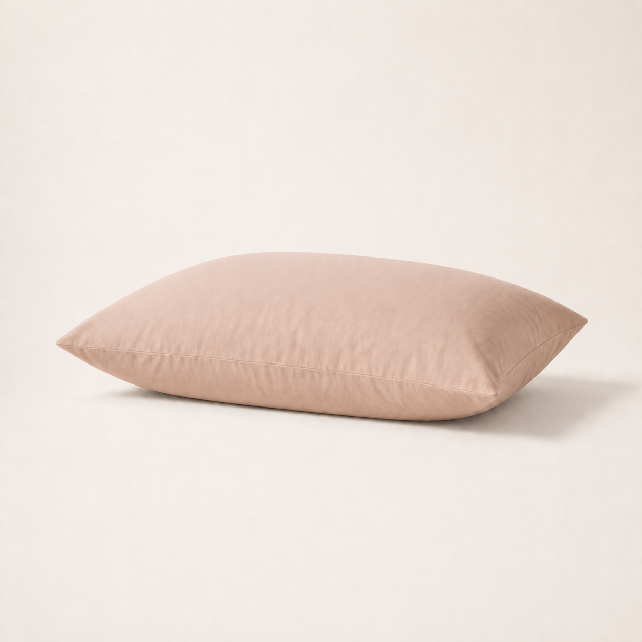 Taie d'oreiller en coton doux beige sable, packshot horizontal sur fond blanc chaud, Noctua Paris