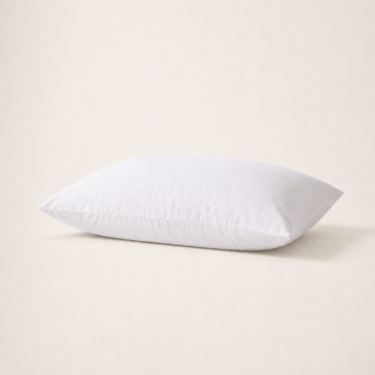 Taie d'oreiller en coton doux blanc, packshot horizontal sur fond blanc chaud, Noctua Paris