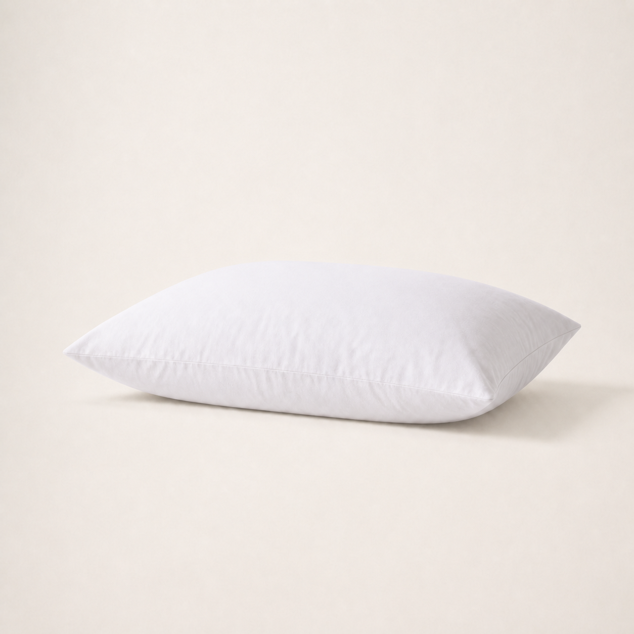 Taie d'oreiller en coton doux blanc, packshot horizontal sur fond blanc chaud, Noctua Paris
