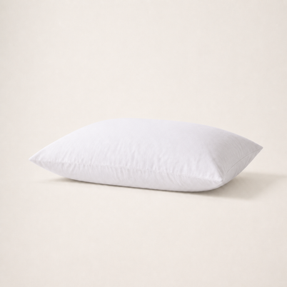 Taie d'oreiller en coton doux blanc, packshot horizontal sur fond blanc chaud, Noctua Paris