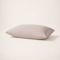 Taie d'oreiller en coton doux gris, packshot horizontal sur fond blanc chaud, Noctua Paris